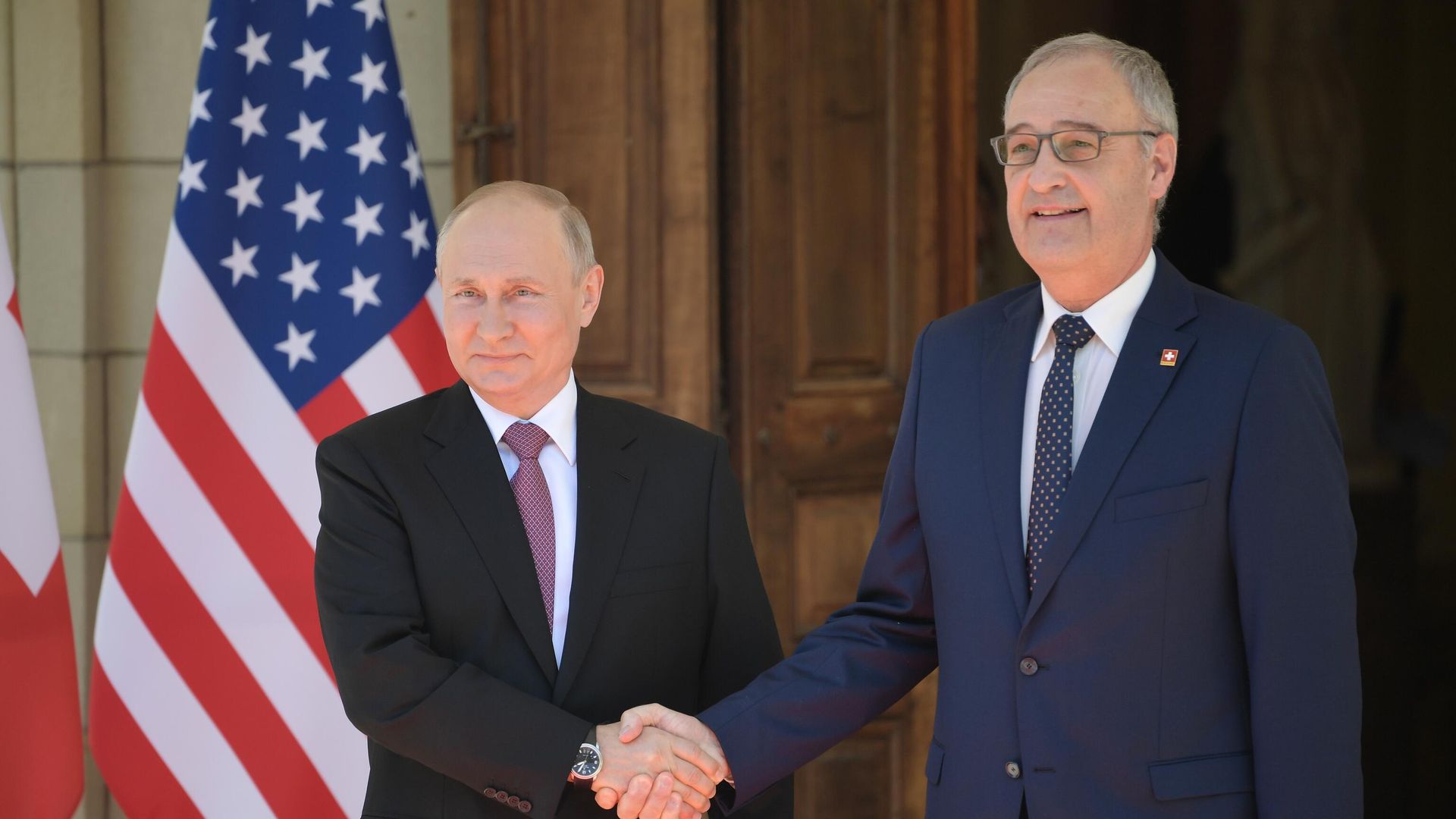 Президент РФ Владимир Путин и президент Швейцарской Конфедерации Ги Пармелен во время встречи на вилле Ла Гранж в Женеве Президент РФ Владимир Путин и президент Швейцарской Конфедерации Ги Пармелен во время встречи на вилле Ла Гранж в Женеве - РИА Новости, 1920, 16.06.2021