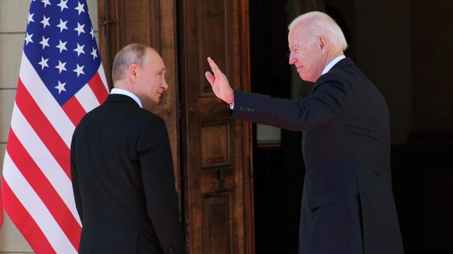 Президент РФ Владимир Путин и президент США Джо Байден