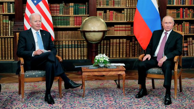 Президент РФ Владимир Путин и президент США Джо Байден во время встречи в Женеве на вилле Ла Гранж