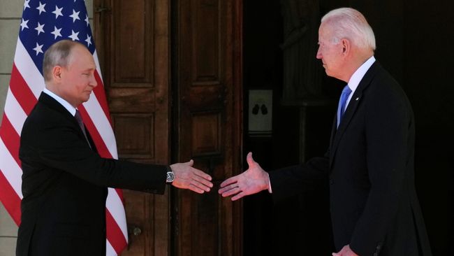 Президент РФ Владимир Путин и президент США Джо Байден во время встречи на вилле Ла Гранж в Женеве