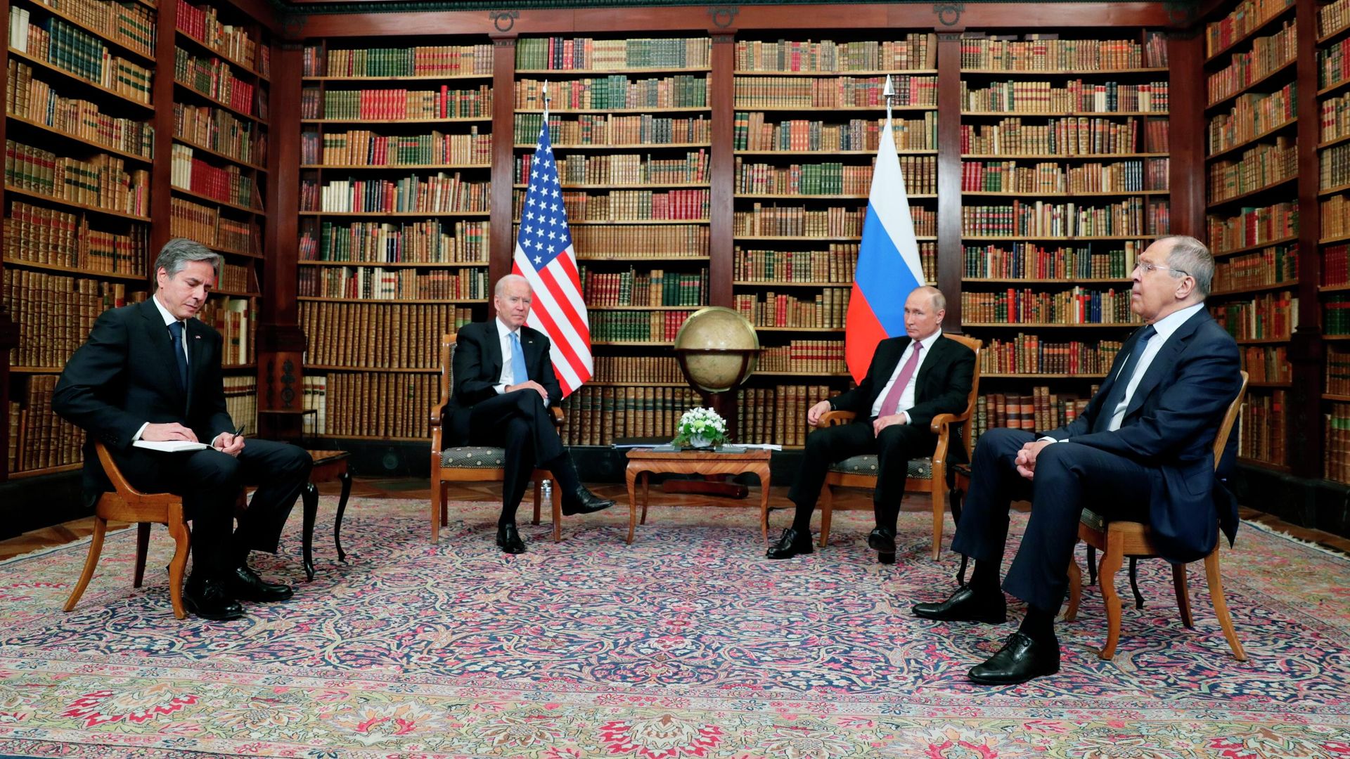 Президент РФ Владимир Путин и президент США Джо Байден во время встречи в Женеве на вилле Ла Гранж - РИА Новости, 1920, 26.12.2021