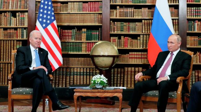 Президент РФ Владимир Путин и президент США Джо Байден