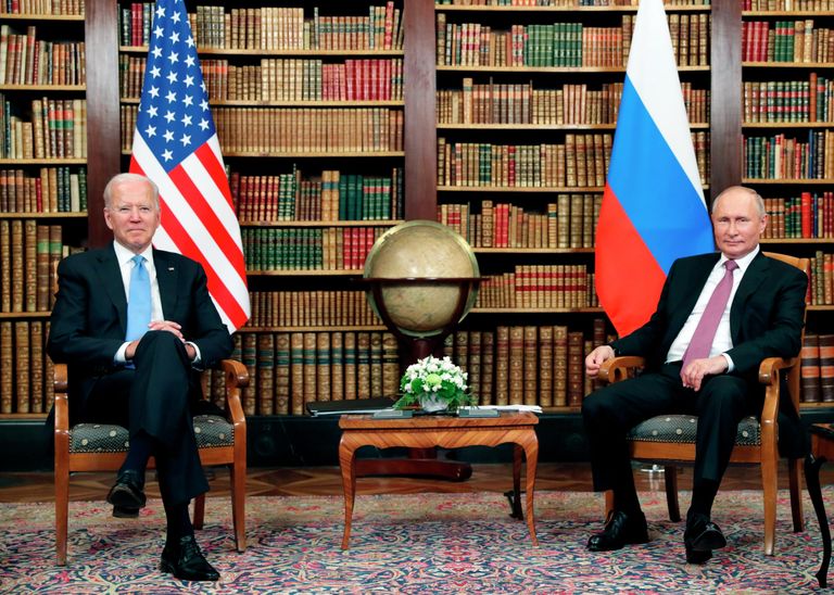 Президент РФ Владимир Путин и президент США Джо Байден во время встречи в Женеве на вилле Ла Гранж Президент РФ Владимир Путин и президент США Джо Байден во время встречи в Женеве на вилле Ла Гранж