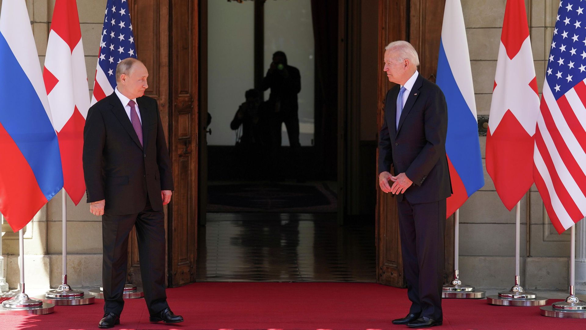 Президент РФ Владимир Путин и президент США Джо Байден во время встречи на вилле Ла Гранж в Женеве Президент РФ Владимир Путин и президент США Джо Байден во время встречи на вилле Ла Гранж в Женеве - РИА Новости, 1920, 16.06.2021