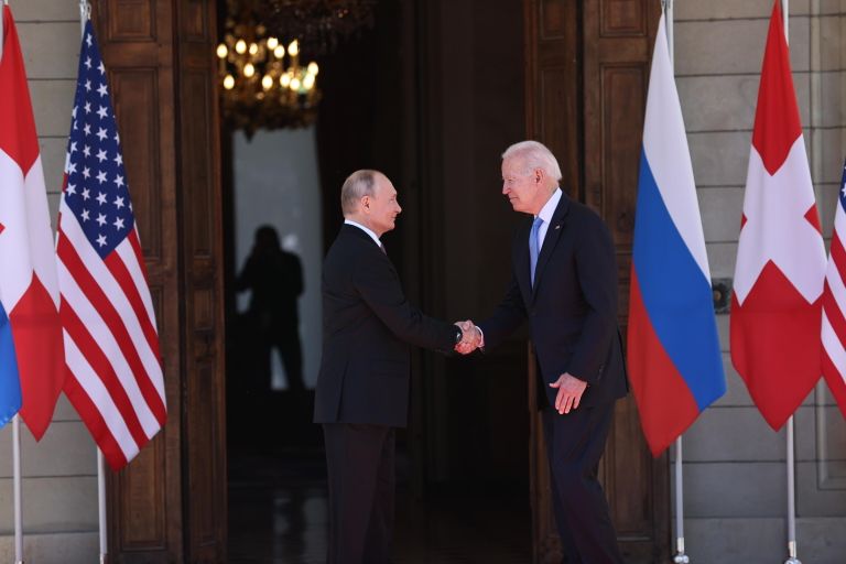Президент РФ Владимир Путин и президент США Джо Байден во время встречи в Женеве на вилле Ла Гранж Президент РФ Владимир Путин и президент США Джо Байден во время встречи в Женеве на вилле Ла Гранж