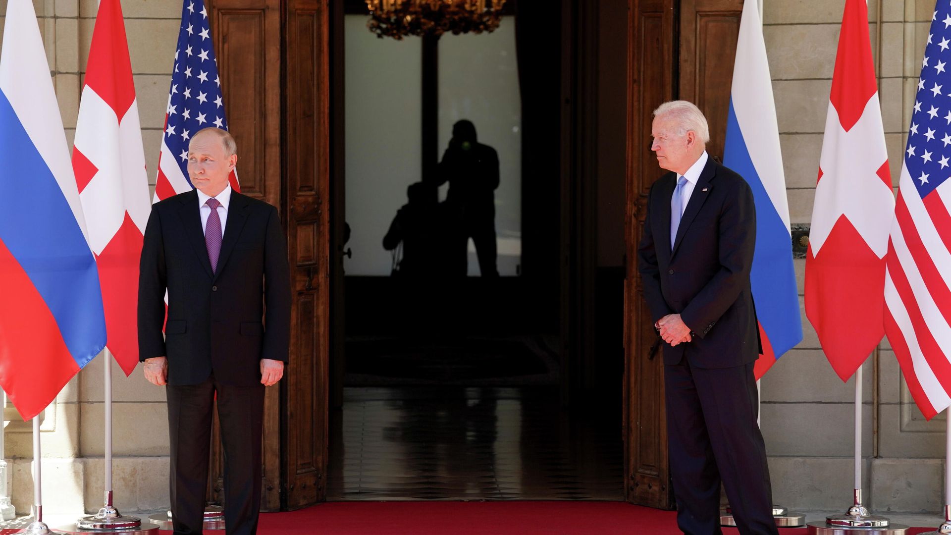 Президент РФ Владимир Путин и президент США Джо Байден во время встречи на вилле Ла Гранж в Женеве Президент РФ Владимир Путин и президент США Джо Байден во время встречи на вилле Ла Гранж в Женеве - РИА Новости, 1920, 17.06.2021
