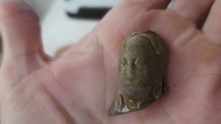 Один из предметов, обнаруженных на затонувшем корабле в территориальных водах Сингапура Один из предметов, обнаруженных на затонувшем корабле в территориальных водах Сингапура