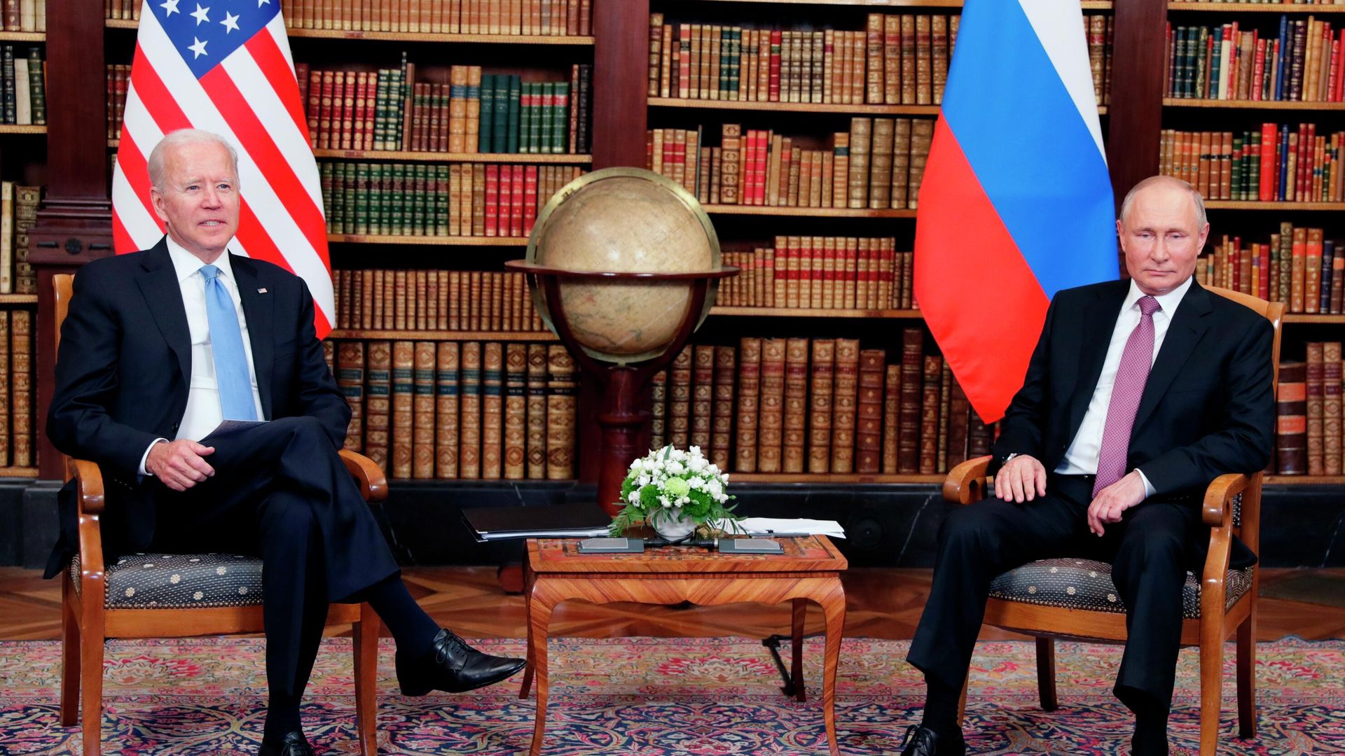 Президент РФ Владимир Путин и президент США Джо Байден во время встречи в Женеве на вилле Ла Гранж Президент РФ Владимир Путин и президент США Джо Байден во время встречи в Женеве на вилле Ла Гранж - РИА Новости, 1920, 31.12.2021