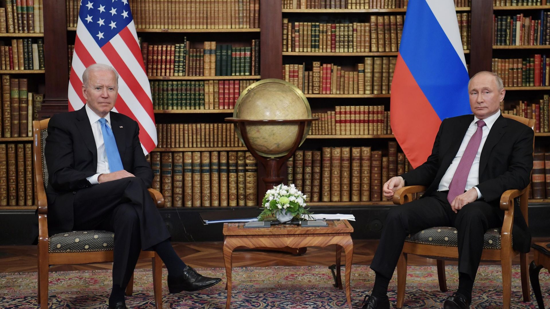 Президент РФ Владимир Путин и президент США Джо Байден во время встречи в Женеве на вилле Ла Гранж Президент РФ Владимир Путин и президент США Джо Байден во время встречи в Женеве на вилле Ла Гранж - РИА Новости, 1920, 17.06.2021
