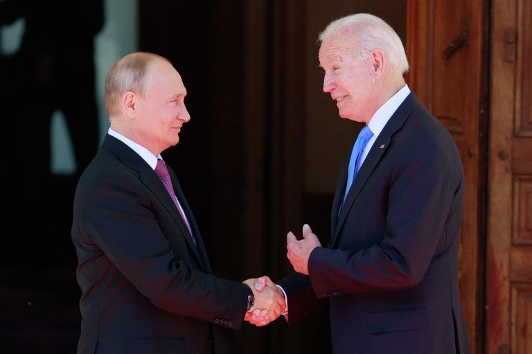Президент РФ Владимир Путин и президент США Джо Байден во время встречи на вилле Ла Гранж в Женеве Президент РФ Владимир Путин и президент США Джо Байден во время встречи на вилле Ла Гранж в Женеве