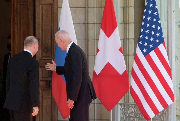 Президент РФ Владимир Путин и президент США Джо Байден во время встречи на вилле Ла Гранж в Женеве Президент РФ Владимир Путин и президент США Джо Байден во время встречи на вилле Ла Гранж в Женеве