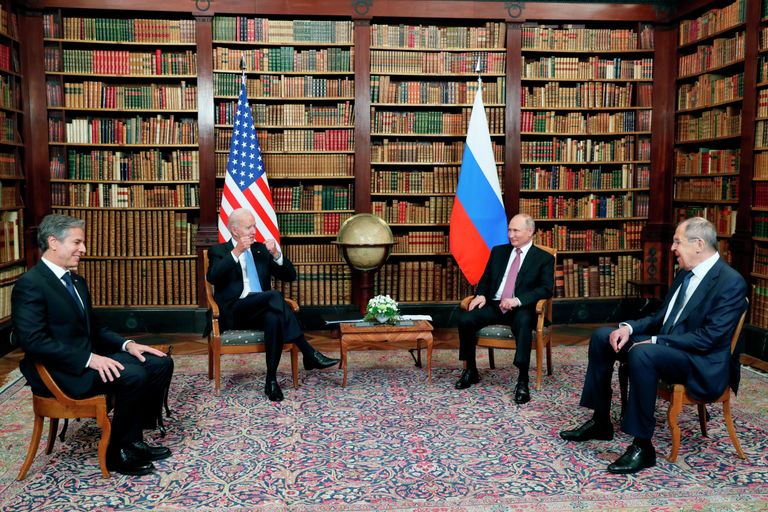 Президент РФ Владимир Путин и президент США Джо Байден во время встречи в Женеве на вилле Ла Гранж Президент РФ Владимир Путин и президент США Джо Байден во время встречи в Женеве на вилле Ла Гранж