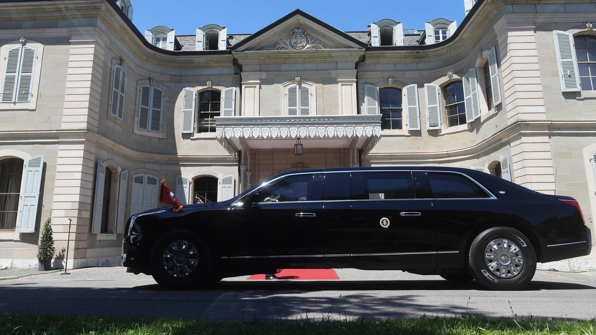 Машина кортежа президента США Джо Байдена у виллы Ла Гранж в Женеве, где пройдет его встреча с президентом РФ Владимиром Путиным Машина кортежа президента США Джо Байдена у виллы Ла Гранж в Женеве, где пройдет его встреча с президентом РФ Владимиром Путиным - РИА Новости, 1920, 16.06.2021