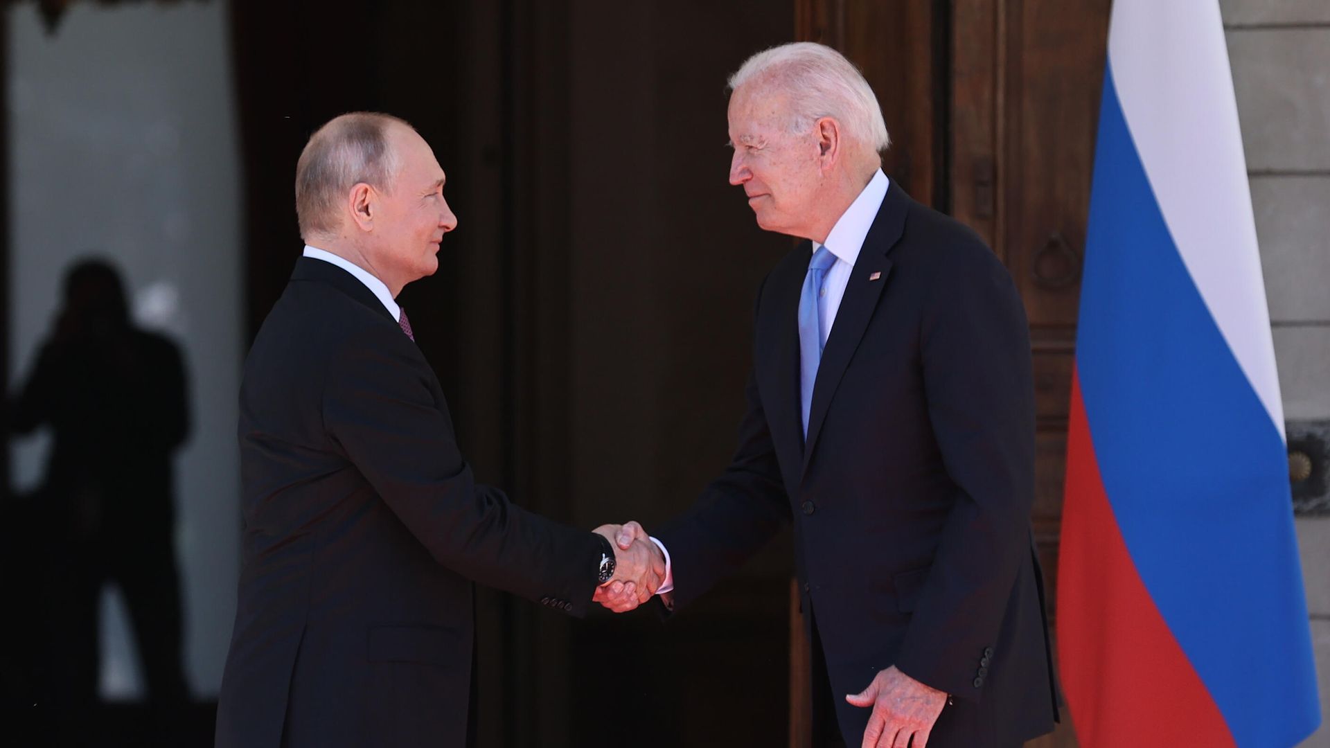 Президент РФ Владимир Путин и президент США Джо Байден во время встречи в Женеве на вилле Ла Гранж Президент РФ Владимир Путин и президент США Джо Байден во время встречи в Женеве на вилле Ла Гранж - РИА Новости, 1920, 29.12.2021