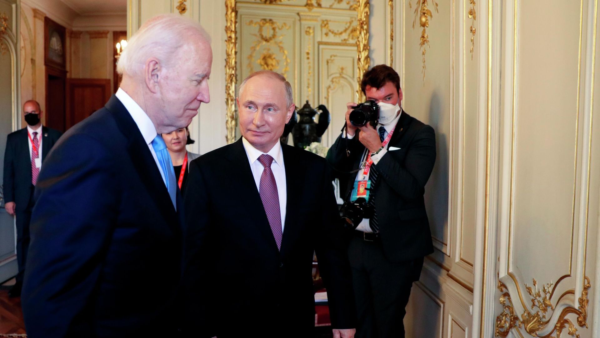 Президент РФ Владимир Путин и президент США Джо Байден перед началом российско-американских переговоров в расширенном составе на вилле Ла Гранж в Женеве Президент РФ Владимир Путин и президент США Джо Байден перед началом российско-американских переговоров в расширенном составе на вилле Ла Гранж в Женеве - РИА Новости, 1920, 11.10.2022