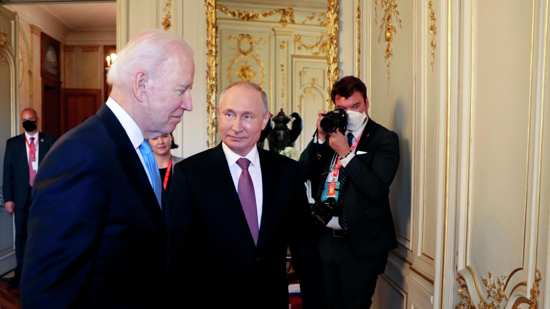Президент РФ Владимир Путин и президент США Джо Байден перед началом российско-американских переговоров в расширенном составе на вилле Ла Гранж в Женеве Президент РФ Владимир Путин и президент США Джо Байден перед началом российско-американских переговоров в расширенном составе на вилле Ла Гранж в Женеве - РИА Новости, 1920, 17.06.2021