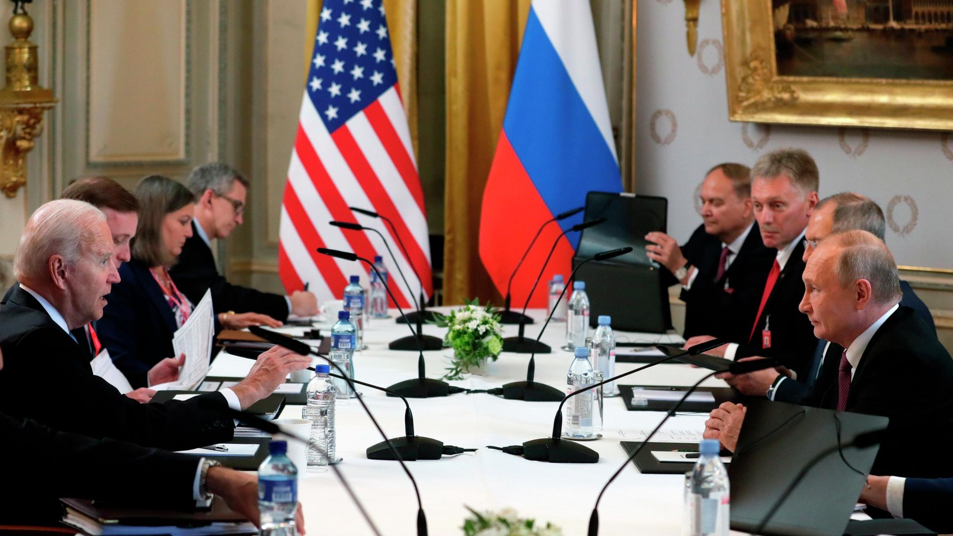 Президент РФ Владимир Путин и президент США Джо Байден во время российско-американских переговоров в расширенном составе на вилле Ла Гранж в Женеве Президент РФ Владимир Путин и президент США Джо Байден во время российско-американских переговоров в расширенном составе на вилле Ла Гранж в Женеве - РИА Новости, 1920, 16.06.2021
