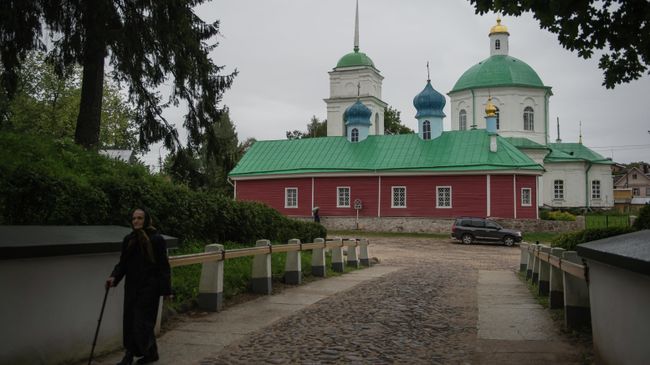 Горожанка у Свято-Успенского Псково-Печерского монастыря в городе Печоры Псковской области