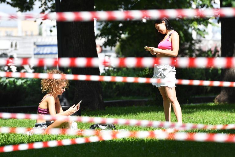Девушки в Парке Горького в Москве Девушки в Парке Горького в Москве
