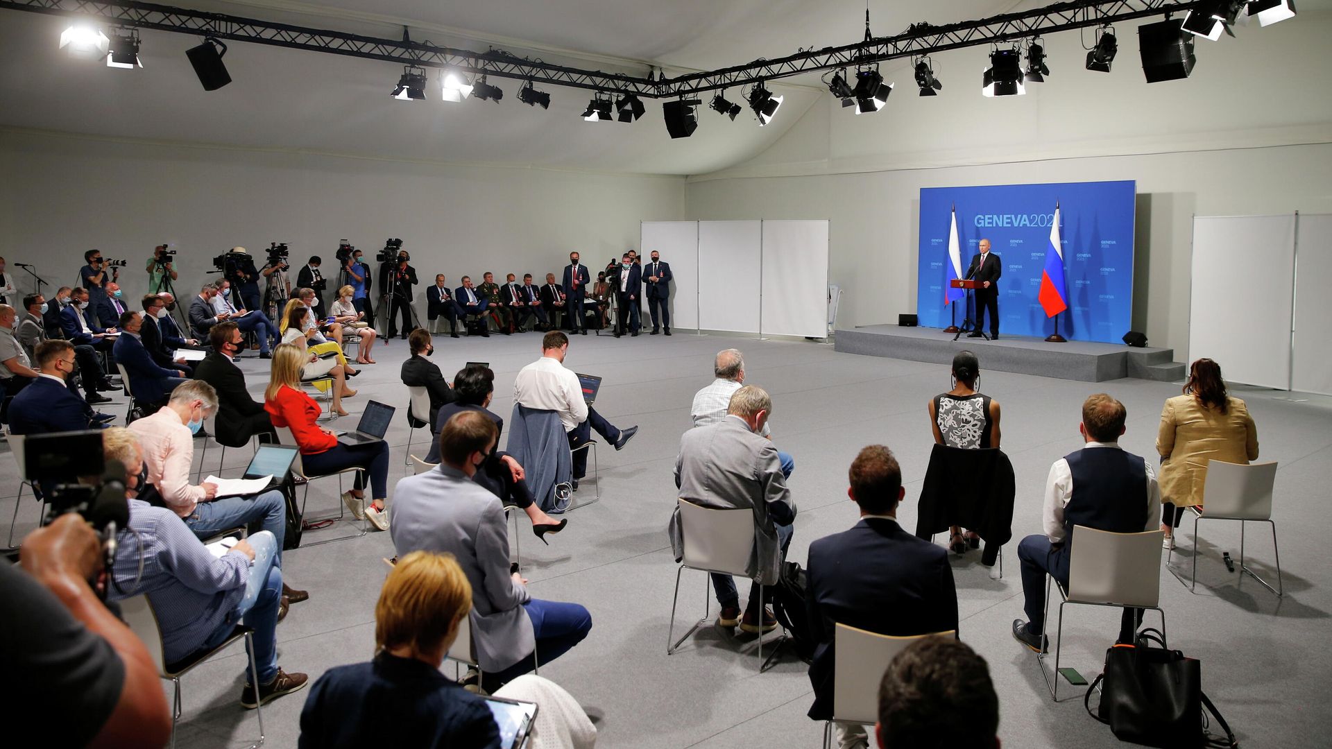 Президент России Владимир Путин на пресс-конференции по итогам переговоров с президентом США Джо Байденом в Женеве Президент России Владимир Путин на пресс-конференции по итогам переговоров с президентом США Джо Байденом в Женеве - РИА Новости, 1920, 16.06.2021