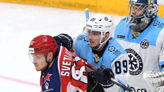Игрок ПХК ЦСКА Андрей Светлаков, игрок ХК Сибирь Николай Тимашов и вратарь ХК Сибирь Харри Сятери (слева направо)
