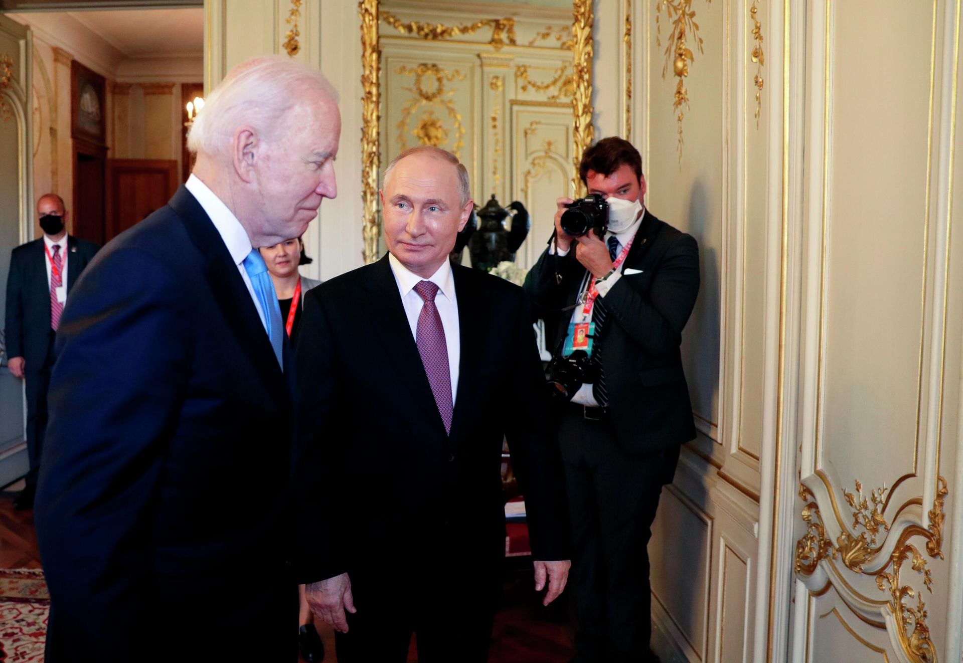 Президент РФ Владимир Путин и президент США Джо Байден перед началом российско-американских переговоров на вилле Ла Гранж в Женеве Президент РФ Владимир Путин и президент США Джо Байден перед началом российско-американских переговоров на вилле Ла Гранж в Женеве - РИА Новости, 1920, 07.11.2024