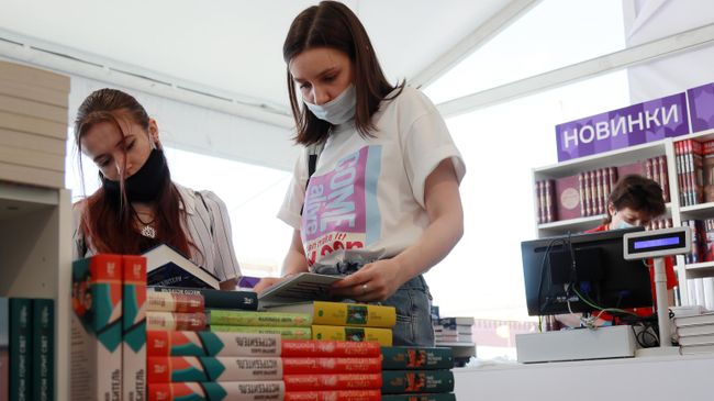 Посетители во время книжного фестиваля Красная площадь в Москве