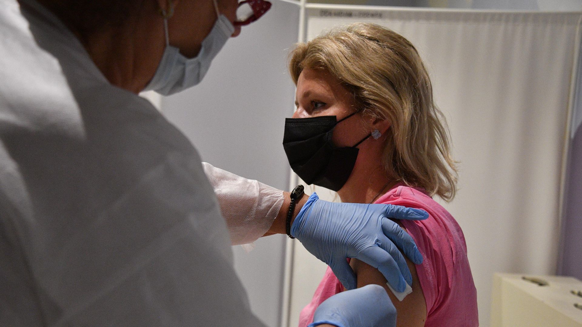 Женщина вакцинируется от COVID-19 Женщина вакцинируется от COVID-19 - РИА Новости, 1920, 17.01.2022