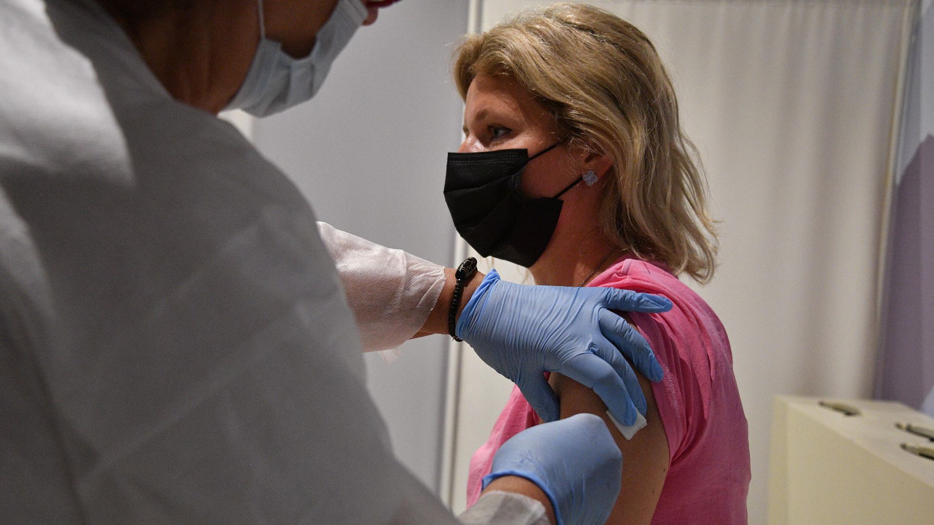 Женщина вакцинируется от COVID-19 Женщина вакцинируется от COVID-19 - РИА Новости, 1920, 22.06.2021