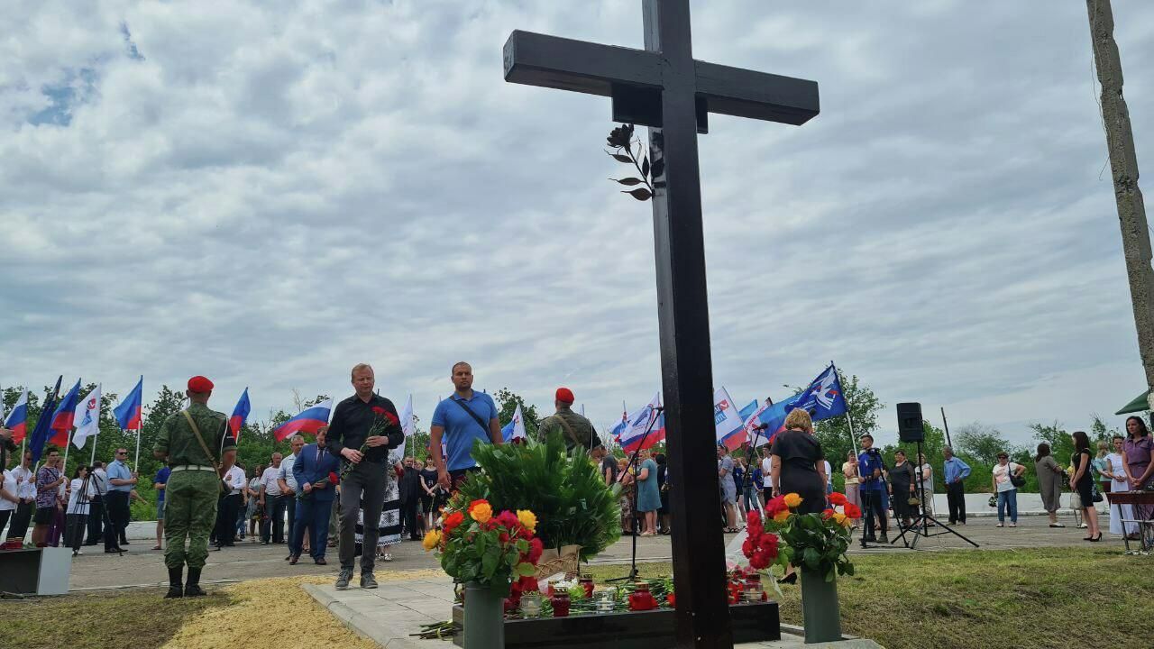 Митинг-реквием памяти погибших в 2014 году Игоря Корнелюка и Антона Волошина в ЛНР Митинг-реквием памяти погибших в 2014 году Игоря Корнелюка и Антона Волошина в ЛНР - РИА Новости, 1920, 17.06.2021