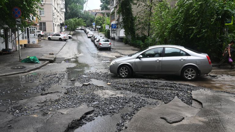 Размытое дорожное покрытие в результате сильного ливня в Ростове-на-Дону Размытое дорожное покрытие в результате сильного ливня в Ростове-на-Дону
