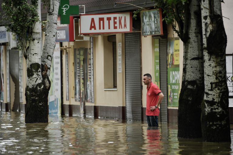 Затопленная проливным дождем улица в Керчи, Крым Затопленная проливным дождем улица в Керчи, Крым