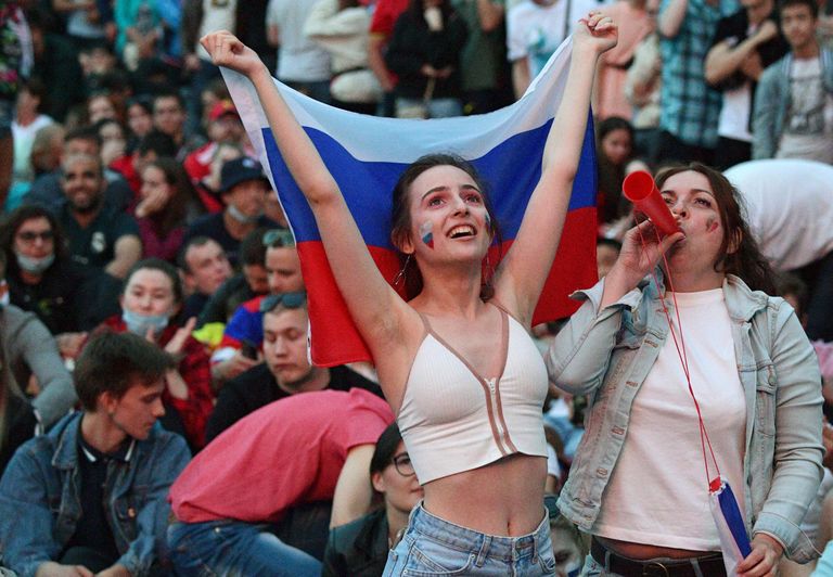 Болельщики смотрят трансляцию матча 1-го тура группового этапа чемпионата Европы по футболу 2020 между сборными Бельгии и России в футбольной деревне УЕФА Евро-2020 в Санкт-Петербурге Болельщики смотрят трансляцию матча 1-го тура группового этапа чемпионата Европы по футболу 2020 между сборными Бельгии и России в футбольной деревне УЕФА Евро-2020 в Санкт-Петербурге