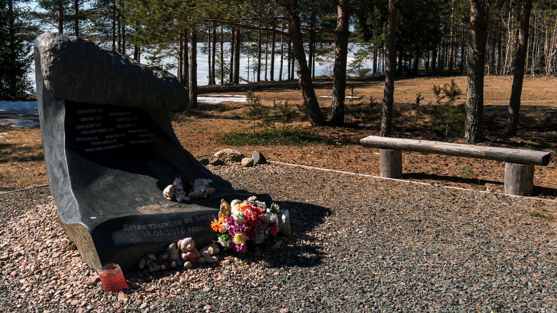Памятный камень с именами погибших детей на Сямозере в Карелии - РИА Новости, 1920, 07.11.2022