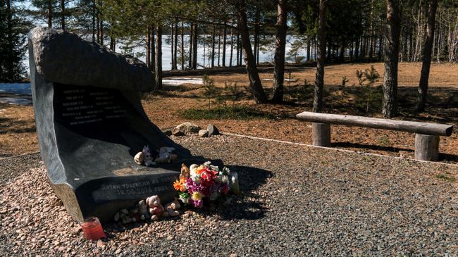 Памятный камень с именами погибших детей на Сямозере в Карелии