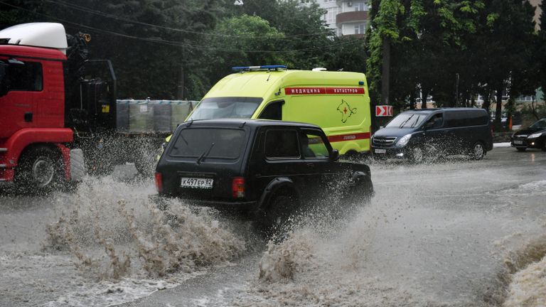 Автомобильное движение на одной из улиц Ялты. В Крыму прошли сильные дожди, вызвавшие подтопления Автомобильное движение на одной из улиц Ялты. В Крыму прошли сильные дожди, вызвавшие подтопления