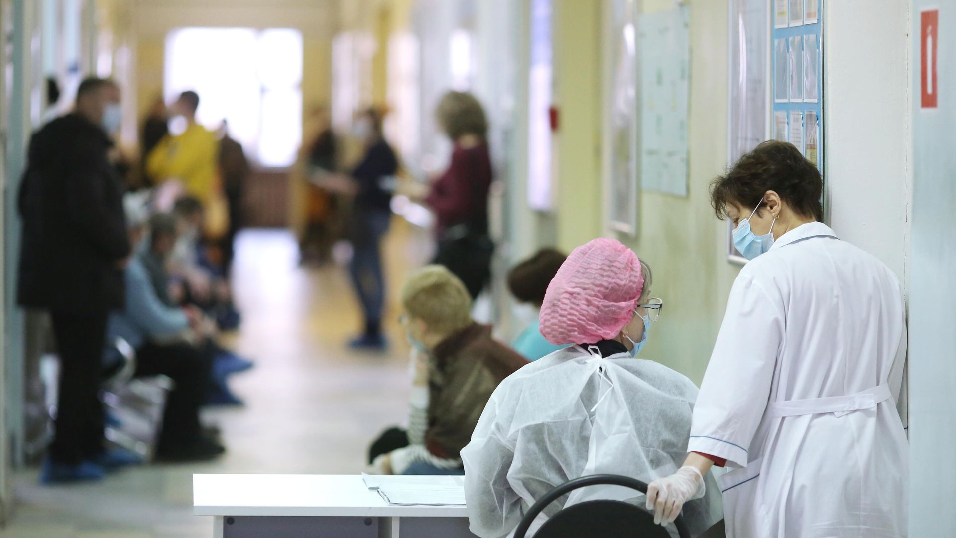 Медицинские работники и пациенты в поликлинике Медицинские работники и пациенты в поликлинике - РИА Новости, 1920, 26.01.2022