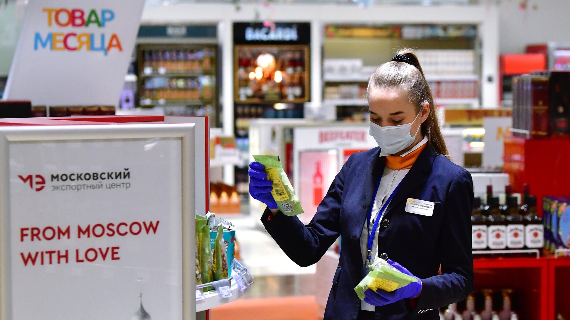 Презентация стендов с продукцией московских производителей в магазине Duty Free в Шереметьево Презентация стендов с продукцией московских производителей в магазине Duty Free в Шереметьево - РИА Новости, 1920, 20.06.2021