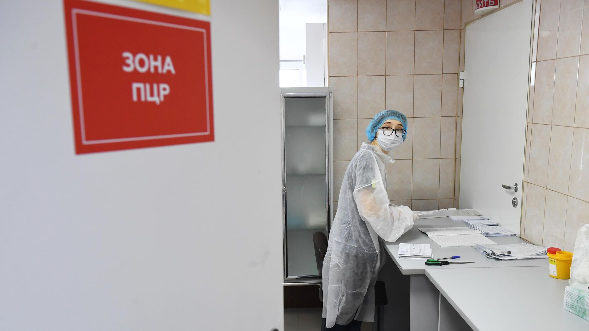 Медицинский работник в ПЦР-зоне в больнице Медицинский работник в ПЦР-зоне в больнице - РИА Новости, 1920, 18.08.2021