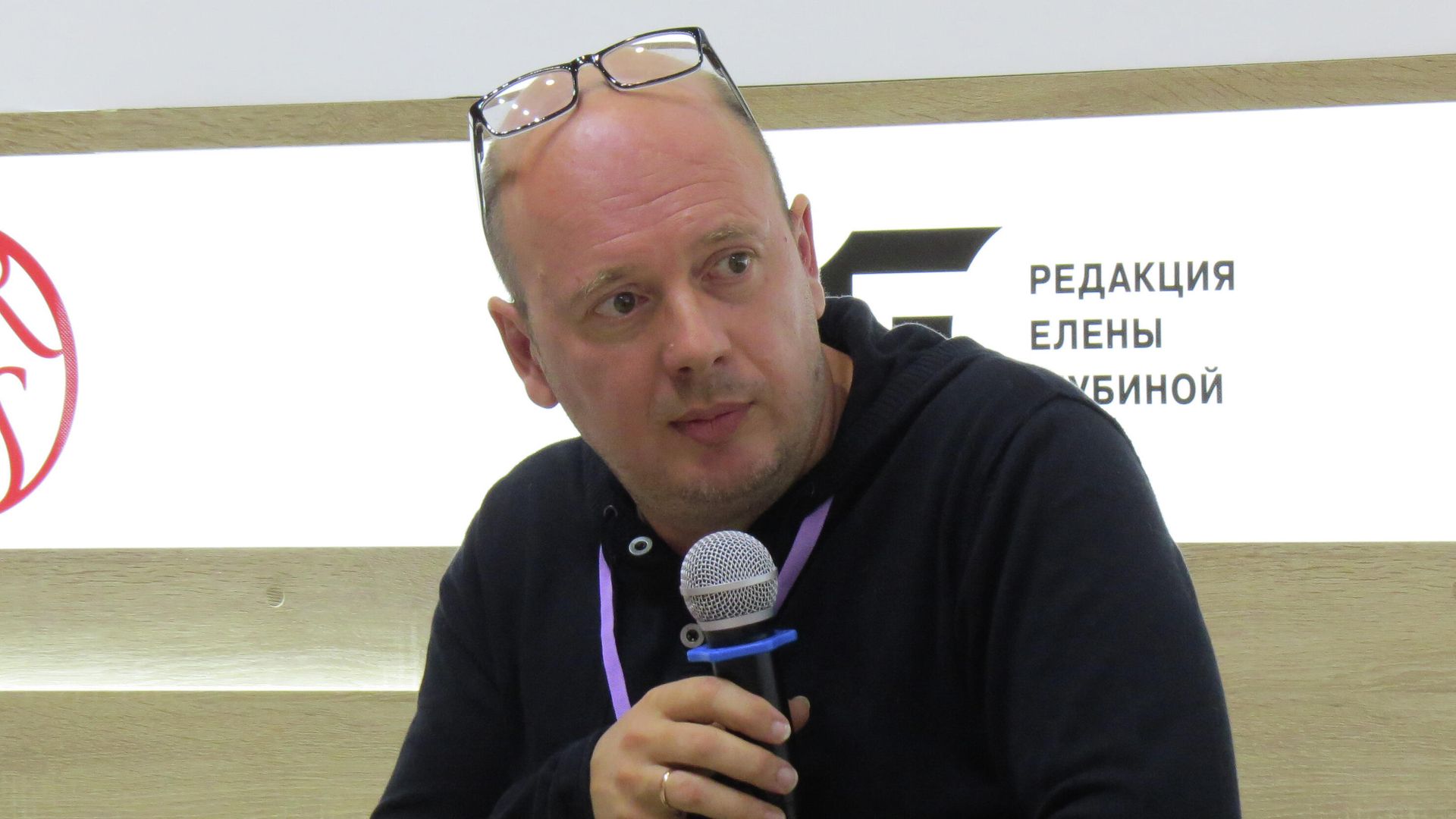 Слава Сэ (Вячеслава Солдатенко) на Московской международной книжной выставке‑ярмарке Слава Сэ (Вячеслава Солдатенко) на Московской международной книжной выставке‑ярмарке - РИА Новости, 1920, 19.06.2021