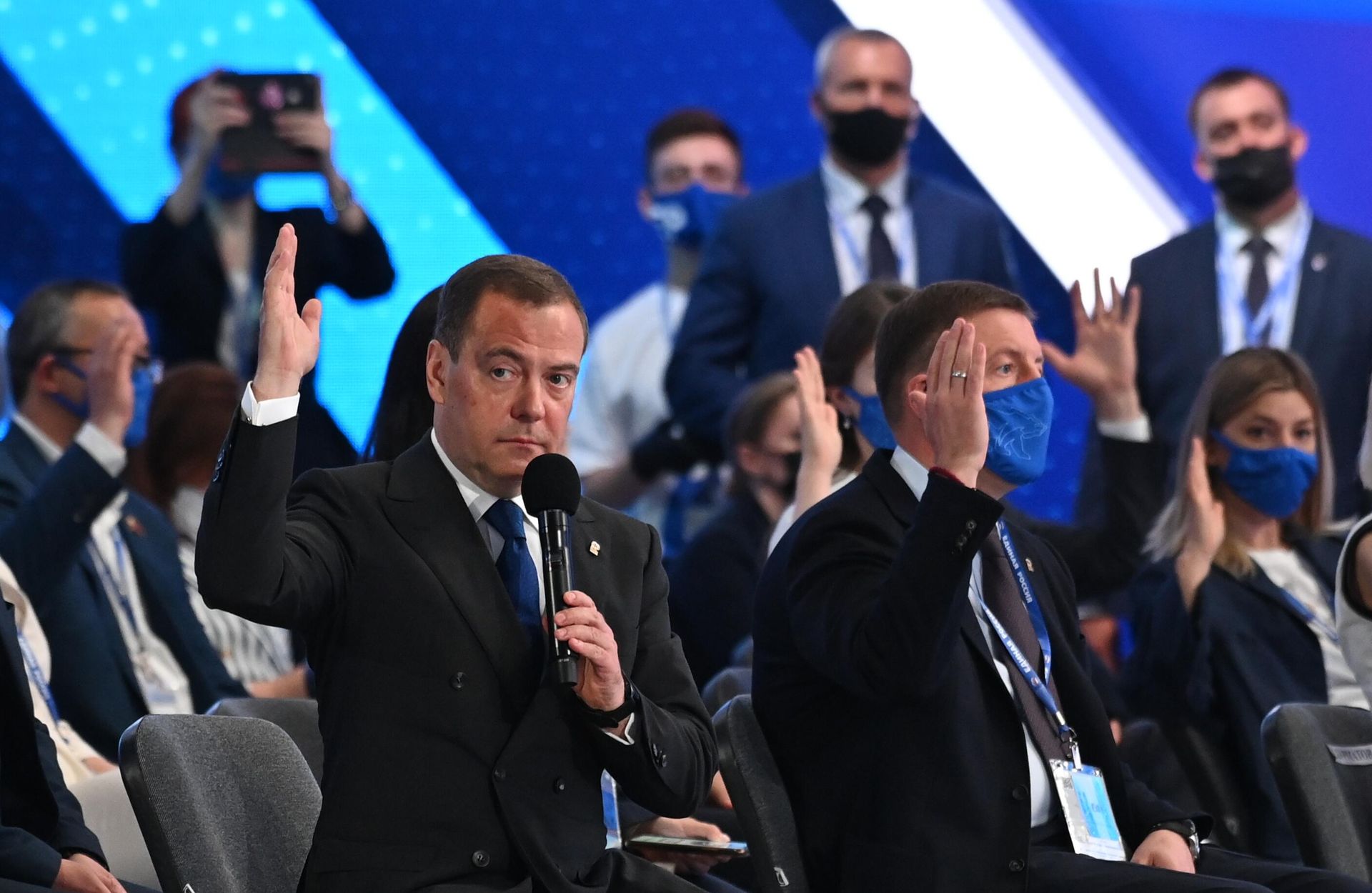 Председатель партии Единая Россия, заместитель председателя Совета безопасности РФ Дмитрий Медведев на пленарном заседании XX Съезда партии Единая Россия  - РИА Новости, 1920, 19.06.2021