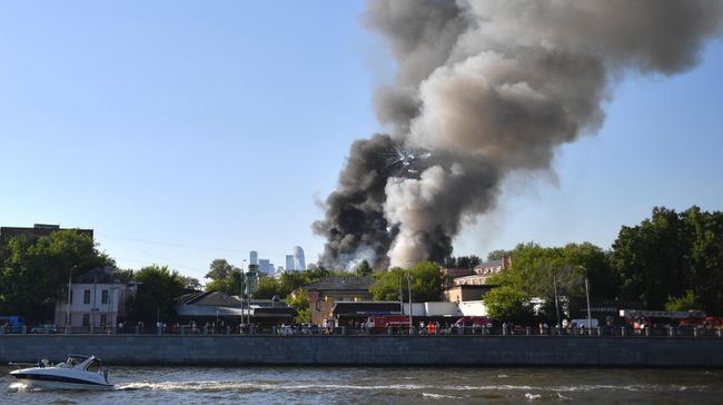 Пожар на Лужнецкой набережной в Москве