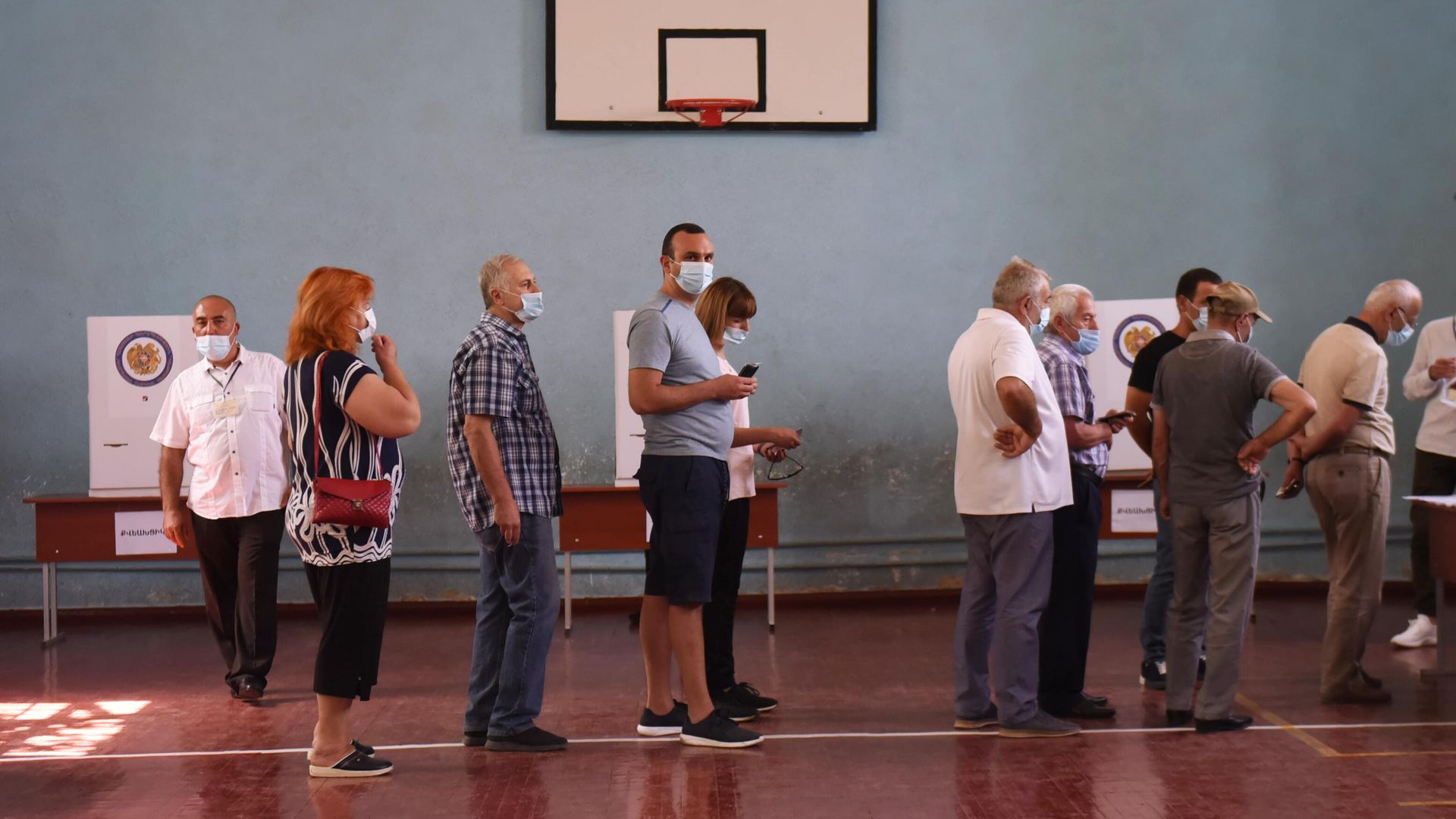 Люди в одном из избирательных участков во время досрочных парламентских выборов в Армении Люди в одном из избирательных участков во время досрочных парламентских выборов в Армении - РИА Новости, 1920, 20.06.2021