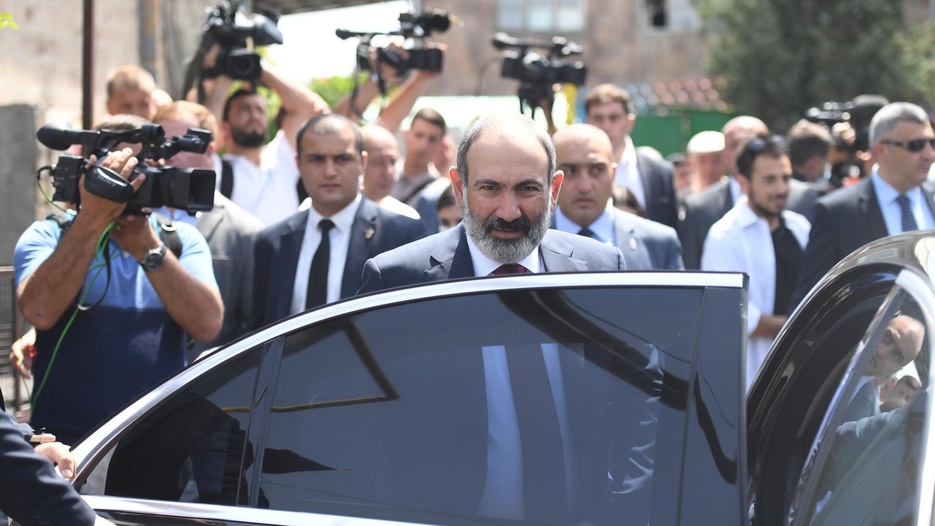 Исполняющий обязанности премьер-министра Никол Пашинян у одного из избирательных участков в Армении Исполняющий обязанности премьер-министра Никол Пашинян у одного из избирательных участков в Армении - РИА Новости, 1920, 21.06.2021