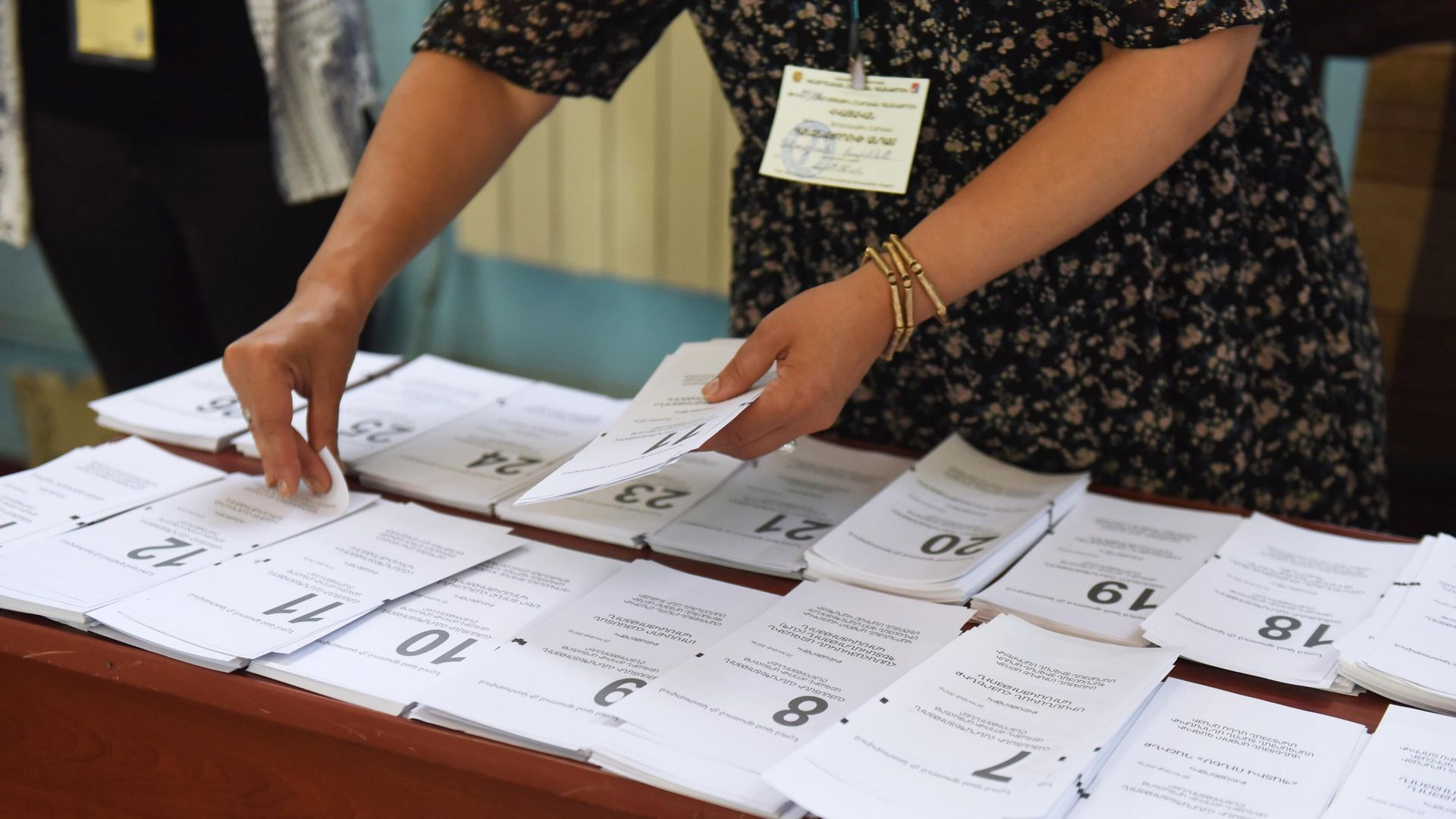 Бюллетени в одном из избирательных участков во время досрочных парламентских выборов в Армении Бюллетени в одном из избирательных участков во время досрочных парламентских выборов в Армении - РИА Новости, 1920, 20.06.2021