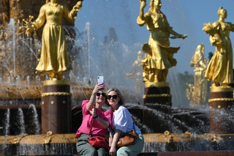 Девушки отдыхают в жаркую погоду у фонтана Дружба народов на ВДНХ Девушки отдыхают в жаркую погоду у фонтана Дружба народов на ВДНХ