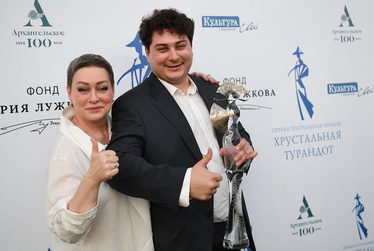 Актеры Мария Аронова и ее сын Владислав Гандрабура на ХХХ церемонии вручения первой театральной премии Хрустальная Турандот Актеры Мария Аронова и ее сын Владислав Гандрабура на ХХХ церемонии вручения первой театральной премии Хрустальная Турандот