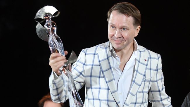 Художественный руководитель Театра Наций, актер Евгений Миронов, получивший награду номинации Лучший спектакль сезона, на ХХХ церемонии вручения первой театральной премии Хрустальная Турандот в музее-усадьбе Архангельское. Художественный руководитель Театра Наций, актер Евгений Миронов, получивший награду номинации Лучший спектакль сезона, на ХХХ церемонии вручения первой театральной премии Хрустальная Турандот в музее-усадьбе Архангельское.