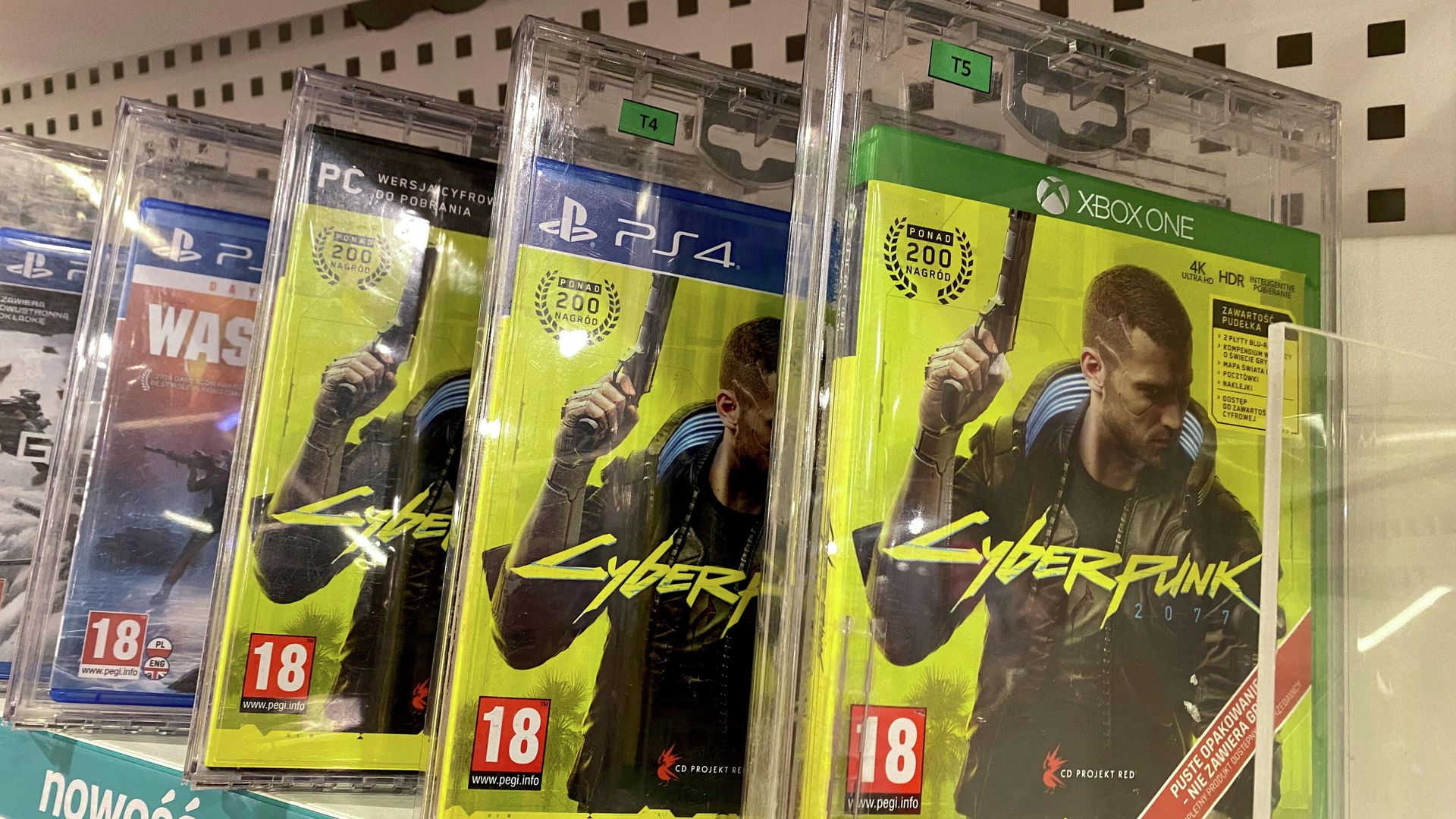 Коробки с игрой Cyberpunk 2077 на полке магазина в Польше Коробки с игрой Cyberpunk 2077 на полке магазина в Польше - РИА Новости, 1920, 21.06.2021