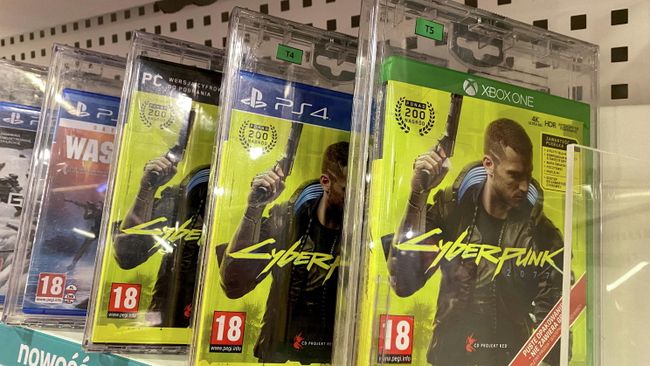 Коробки с игрой Cyberpunk 2077 на полке магазина в Польше